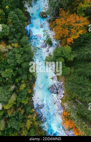 Bovec, Slowenien. Oktober 2020. Türkisfarbenes Wasser im Fluss Soca bei Bovec in Slowenien. Stockfoto