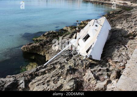 Verfallene verlassene Yacht an der Küste zerstört Stockfoto