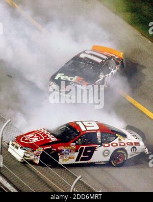 KEIN FILM, KEIN VIDEO, KEIN TV, KEIN DOKUMENTARFILM - Elliott Sadler (19) und Denny Hamlin drehen sich während eines Wracks in der letzten Runde des Budweiser Shootout auf dem Daytona International Speedway in Daytona Beach, FL, USA am 10. Februar 2007 aus. Foto von Stephen M. Dowell/Orlando Sentinel/MCT/Cameleon/ABACAPRESS.COM Stockfoto