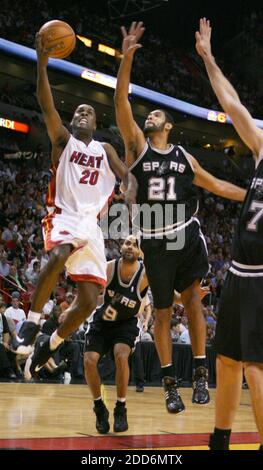 KEIN FILM, KEIN VIDEO, KEIN Fernsehen, KEINE DOKUMENTATION - Gary Payton, Left von Miami Heat, fährt im zweiten Quartal in der American Airlines Arena in Miami, FL, USA, auf Tim Duncan (21) und Tony Parker (9) von San Antonio Spurs (11. Februar 2007). Die Hitze besiegte die Spurs 100-85. Foto von Jared Lazarus/Miami Herald/MCT/Cameleon/ABACAPRESS.COM Stockfoto