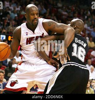 KEIN FILM, KEIN VIDEO, KEIN TV, KEIN DOKUMENTARFILM - Miami Heat Center Shaquille O'Neal, links, Muskeln am San Antonio Spurs Center Francisco Elson im zweiten Quartal, in der American Airlines Arena in Miami, FL, USA am 11. Februar 2007. Die Hitze besiegte die Spurs 100-85. Foto von Jared Lazarus/Miami Herald/MCT/Cameleon/ABACAPRESS.COM Stockfoto