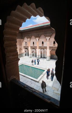 Touristen besuchen Medersa Ben Youssef, die alte islamische Hochschule, Marrakesch (Marrakesch) alte Medina, Marokko, Nordafrika, Afrika Stockfoto