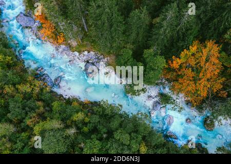 Bovec, Slowenien. Oktober 2020. Türkisfarbenes Wasser im Fluss Soca bei Bovec in Slowenien. Stockfoto