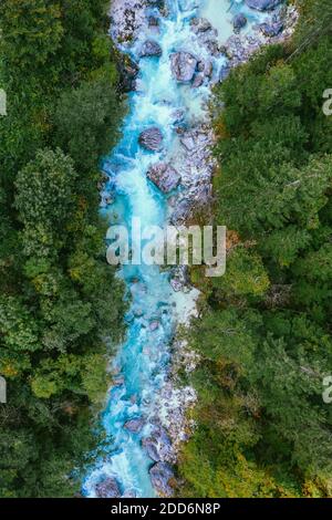 Bovec, Slowenien. Oktober 2020. Türkisfarbenes Wasser im Fluss Soca bei Bovec in Slowenien. Stockfoto