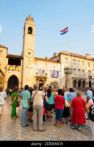 Foto von Touristen auf der Stadt Glockenturm, auf einer Stadtrundfahrt durch Dubrovnik Altstadt, Dalmatien, Kroatien Stockfoto