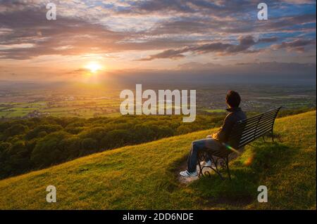 Person auf Cleve Hill, Teil des Cotswold Hill, Cheltenham, The Cotswolds, Gloucestershire, England, Vereinigtes Königreich, Europa Stockfoto