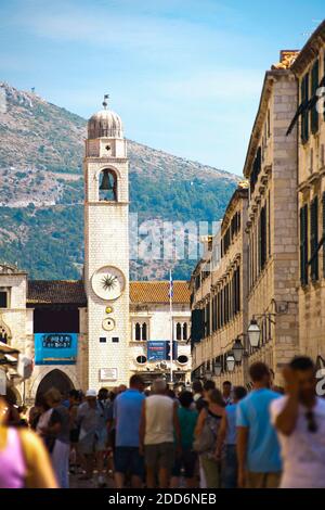 Dubrovnik City Glockenturm auf Stradun, der Hauptstraße in Dubrovnik, Dalmatien, Kroatien Stockfoto