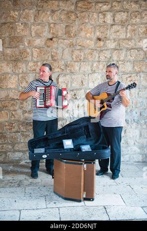 Foto von Straßenmusikern bei Valeki Revelin, dem Eingang zur Stadt Korcula, Insel Korcula, Kroatien Stockfoto