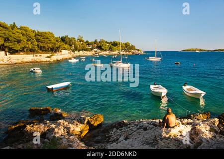 Foto von Booten auf dem kristallklaren Mittelmeer, Insel Hvar, Mittelmeerküste, Kroatien. Stockfoto
