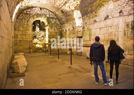 Touristen, die die unterirdischen Hallen im Diokletianpalast (Dioklecijanova palača), Split, Kroatien, Europa erkunden Stockfoto