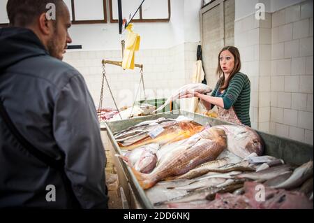 Foto einer Frau, die Red Snapper auf dem Fischmarkt in Split verkauft, Dalmatinische Küste, Kroatien, Europa Stockfoto