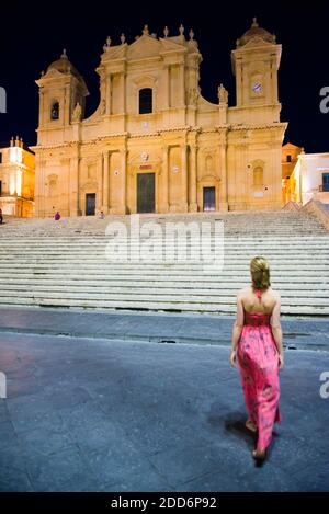 Noto bei Nacht, Frau in Noto Kathedrale (aka Duomo, St. Nicholas Kathedrale, Cattedrale di Noto), Sizilien, Italien, Europa Stockfoto