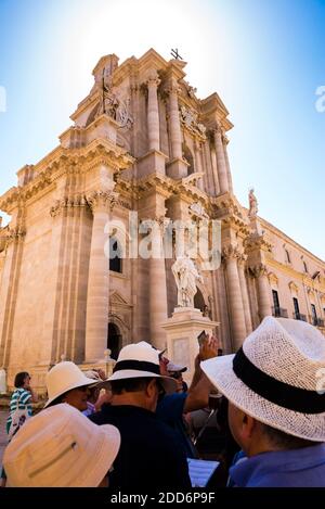 Touristen auf einer Syrakus Stadttour vor dem Tempel der Athena (aka Syrakus Kathedrale), Ortigia, Syrakus, UNESCO-Weltkulturerbe, Sizilien, Italien, Europa Stockfoto