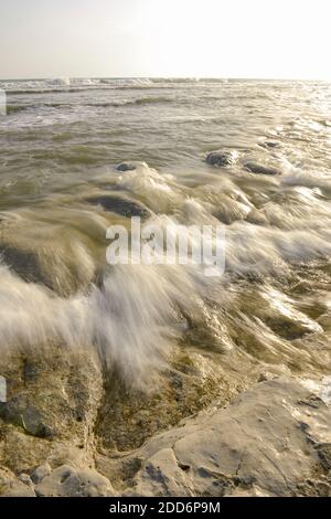 Wellen brechen bei Sonnenuntergang auf den weißen Kalkstein der Scala dei Turchi, Realmonte, Agrigento, Sizilien, Italien, Europa Stockfoto