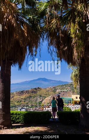 Taormina öffentlichen Gärten, Touristen Paar bewundern den Blick auf den Vulkan Ätna, Sizilien, Italien, Europa Stockfoto
