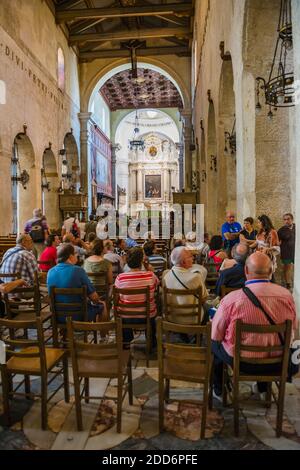 Touristen auf einer Syrakus Stadttour im Tempel der Athena (aka Syrakus Kathedrale), Ortigia, Syrakus, UNESCO-Weltkulturerbe, Sizilien, Italien, Europa Stockfoto