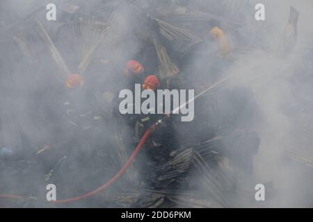 Dhaka, Bangladesch. November 2020. Die Feuerwehr von Bangladesch versucht, das Feuer zu entfachen, nachdem in einem Slum in Mohammadpur, in Dhaka, Bangladesch, am 24. November 2020 Flammen ausgebrochen sind. Quelle: Suvra Kanti das/ZUMA Wire/Alamy Live News Stockfoto