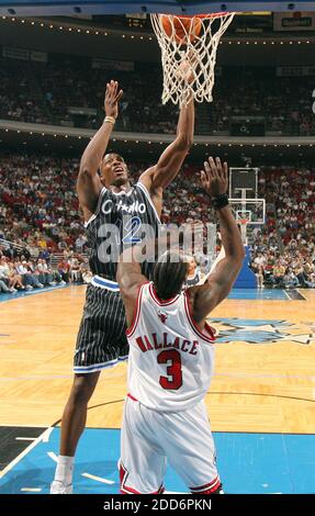 KEIN FILM, KEIN VIDEO, KEIN Fernsehen, KEIN DOKUMENTARFILM - Orlando Magics Dwight Howard dreht in der ersten Hälfte in der Amway Arena in Orlando, Florida, USA, am 8. März 2007 über Chicago Bulls' Ben Wallace. Foto von Gary W Green/Orlando Sentinel/MCT/Cameleon/ABACAPRESS.COM Stockfoto