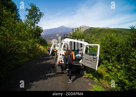 Vulkan Ätna Tour, Touristen besuchen den Ätna, Sizilien, UNESCO-Weltkulturerbe, Italien, Europa Stockfoto
