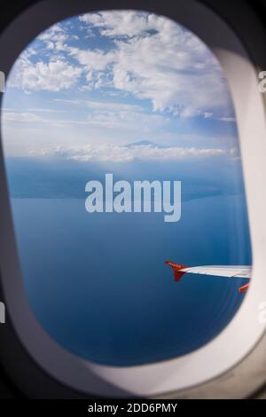 Luftaufnahme des Vulkans Ätna, vom Flugzeugfenster eines Easyjet-Fluges aus gesehen, Sizilien, UNESCO-Weltkulturerbe, Italien, Europa Stockfoto