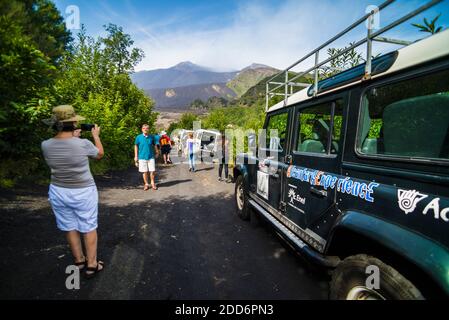 Vulkan Ätna Tour, Touristen, die ein Foto machen, Sizilien, UNESCO-Weltkulturerbe, Italien, Europa Stockfoto