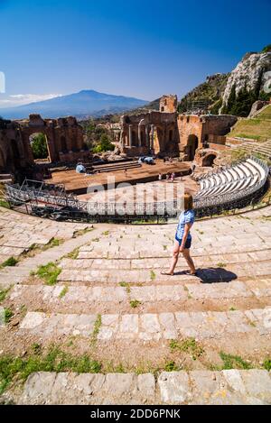 Teatro Greco aka Taormina Griechisches Theater, touristische Besichtigung des Amphitheaters mit Vulkan Ätna dahinter, Sizilien, Italien, Europa Stockfoto