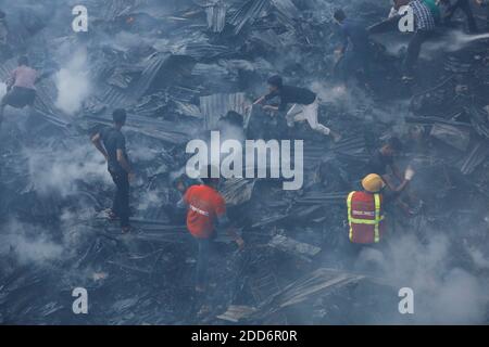 Dhaka, Bangladesch. November 2020. Die Feuerwehr von Bangladesch versucht, das Feuer zu entfachen, nachdem in einem Slum in Mohammadpur, in Dhaka, Bangladesch, am 24. November 2020 Flammen ausgebrochen sind. Quelle: Suvra Kanti das/ZUMA Wire/Alamy Live News Stockfoto