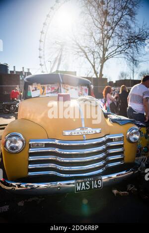 Chevrolet Oldtimer in der Oldtimer-Show auf der Classic Car Boot Sale, South Bank, London, England, Großbritannien, Europa Stockfoto