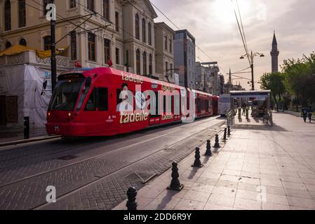 Eine Straßenbahn der U-Bahn-Linie T1, öffentliche Verkehrsmittel in Istanbul, Türkei, Osteuropa Stockfoto