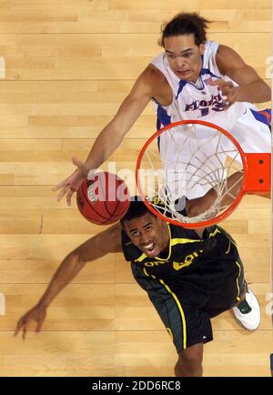 KEIN FILM, KEIN VIDEO, KEIN Fernsehen, KEIN DOKUMENTARFILM - Floridas Joakim Noah kämpft im Inneren mit dem Oregon's Bryce Taylor während der Action im NCAA Midwest Regional Finale. Florida besiegte Oregon, 85-77 im Edward Jones Dome in St. Louis, Missouri, USA, am 25. März 2007. Foto von Gary W. Green/Orlando Sentinel/MCT/Cameleon/ABACAPRESS.COM Stockfoto