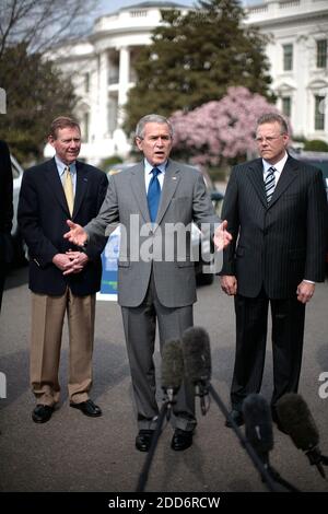 KEIN FILM, KEIN VIDEO, KEIN Fernsehen, KEIN DOKUMENTARFILM - Präsident George W. Bush (2. Von rechts) wird flankiert von Rick Wagoner (links) Chairman und CEO der General Motors Corporation, Alan Mully (2. Frim links) präsident und CEO der Ford Motor Company bei einer Veranstaltung mit alternativen Fahrzeugen auf dem südlichen Rasen des Weißen Hauses, 26. März 2007 in Washington DC. Während der Veranstaltung inspizierte der Präsident alternative Kraftstofffahrzeuge von Ford, General Motors und Daimler Chrysler. Foto von Chuck Kennedy/MCT/ABACAPRESS.COM Stockfoto