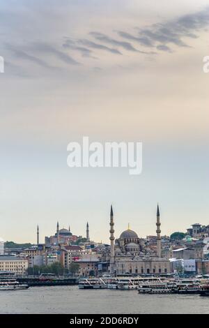 Neue Moschee (Yeni Cami) bei Sonnenuntergang mit Hagia Sophia (Aya Sofya) hinter dem Goldenen Horn, Istanbul, Türkei, Osteuropa Stockfoto