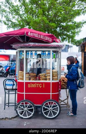 Straßenstand mit Simit (ein Brezel-Snack mit Sesamsamen), Istanbul, Türkei, Osteuropa Stockfoto