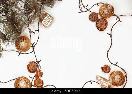 Weihnachtsdekorationen in der Farbe Fortua Gold auf weißem Hintergrund, flach Stockfoto