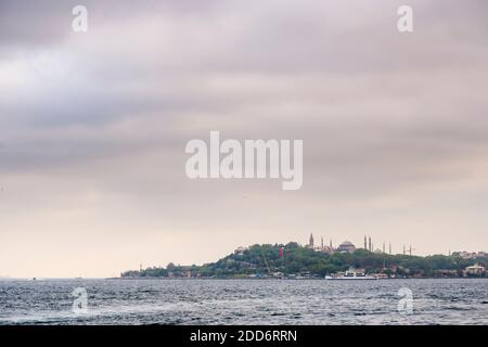 Hagia Sophia und Topkapi Palast (Sultanahmet Bezirk) von Istanbul gesehen von der Bosporus Straße bei Sonnenuntergang, Türkei, Osteuropa Stockfoto