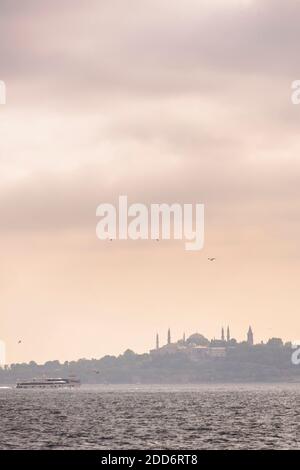 Hagia Sophia und Topkapi Palast (Sultanahmet Bezirk) von Istanbul gesehen von der Bosporus Straße bei Sonnenuntergang, Türkei, Osteuropa Stockfoto