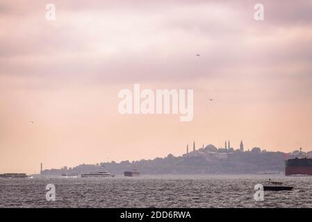 Hagia Sophia und Topkapi Palast (Sultanahmet Bezirk) von Istanbul gesehen von der Bosporus Straße bei Sonnenuntergang, Türkei, Osteuropa Stockfoto