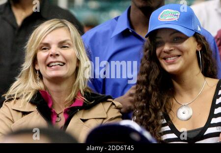 KEIN FILM, KEIN VIDEO, KEIN Fernsehen, KEIN DOKUMENTARFILM - Joakim Noahs Mutter Cecilia Rhode (links) und Schwester Yelena Noah sehen sich die University of Florida beim Training im Georgia Dome an, um am Freitag, 30. März 2007, in Atlanta, USA, am 31. März 2007 ihr nächstes Spiel gegen die UCLA zu spielen. Florida gewann 76-66. Foto von Gary W.Green/Orlando Sentinel /MCT/Cameleon/ABACAPRESS.COM Stockfoto