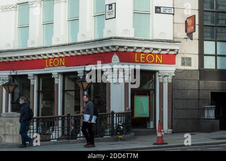 London, Großbritannien. 24. November 2020. Außenansicht des Leon Restaurants am Ludgate Circus in der City of London. Aufgrund des Einnahmeverlustes aufgrund der anhaltenden Sperrung durch die Coronavirus-Pandemie plant das von Henry Dimbleby gegründete Unternehmen derzeit eine freiwillige Vereinbarung (CVA), um dauerhafte Mietkürzungen von Vermietern zu beantragen. Kredit: Stephen Chung / Alamy Live Nachrichten Stockfoto