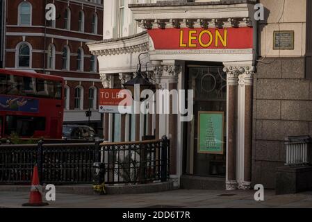 London, Großbritannien. 24. November 2020. Außenansicht des Leon Restaurants am Ludgate Circus in der City of London. Aufgrund des Einnahmeverlustes aufgrund der anhaltenden Sperrung durch die Coronavirus-Pandemie plant das von Henry Dimbleby gegründete Unternehmen derzeit eine freiwillige Vereinbarung (CVA), um dauerhafte Mietkürzungen von Vermietern zu beantragen. Kredit: Stephen Chung / Alamy Live Nachrichten Stockfoto