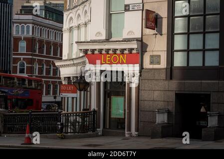 London, Großbritannien. 24. November 2020. Außenansicht des Leon Restaurants am Ludgate Circus in der City of London. Aufgrund des Einnahmeverlustes aufgrund der anhaltenden Sperrung durch die Coronavirus-Pandemie plant das von Henry Dimbleby gegründete Unternehmen derzeit eine freiwillige Vereinbarung (CVA), um dauerhafte Mietkürzungen von Vermietern zu beantragen. Kredit: Stephen Chung / Alamy Live Nachrichten Stockfoto