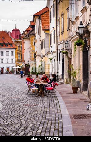 Ljubljana. Café auf der Gornji Trg, einer gepflasterten Straße in der Altstadt von Ljubljana, Slowenien, Europa Stockfoto