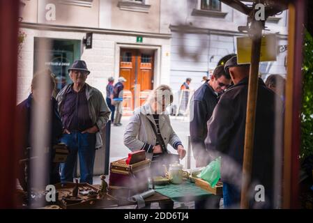 Ljubljana Sonntag Antiquitäten und Flohmarkt statt, auf dem Damm Breg im Zentrum von Ljubljana, Slowenien, Europa Stockfoto