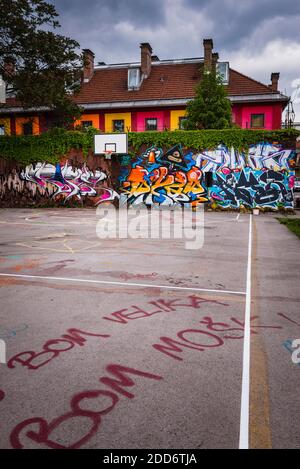 Graffiti auf einem Basketballplatz in Metelkova City, Ljubljana, Slowenien, Europa Stockfoto