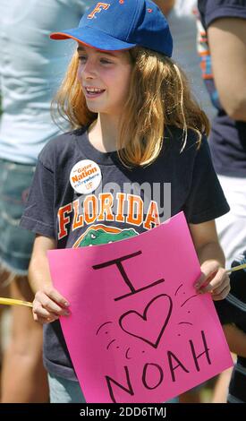 KEIN FILM, KEIN VIDEO, KEIN Fernsehen, KEIN DOKUMENTARFILM - Megan Smith, 10, von Newberry, zeigt ihre Unterstützung für Joakim Noah, als sie wartet, bis das Florida Gators Basketballteam am 3. April 2007 zum Gainesville Regional Airport, FL, USA, zurückkehrt. Foto von Stephen M. Dowell/Orlando Sentinel/MCT/Cameleon/ABACAPRESS.COM Stockfoto