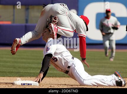 KEIN FILM, KEIN VIDEO, KEIN Fernsehen, KEIN DOKUMENTARFILM - Carlos Beltran von New York Mets wird im fünften Inning von Jimmy Rollins von Philadelphia Phillies gefangen genommen. Die Mets besiegten die Phillies 11-5 im Shea Stadium in Flushing, New York, NY, USA am 9. April 2007. Foto von Audrey C.Tiernan/Newsday/MCT/Cameleon/ABACAPRESS.COM Stockfoto