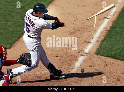 KEIN FILM, KEIN VIDEO, KEIN Fernsehen, KEIN DOKUMENTARFILM - Carlos Beltran von New York Mets zerbricht im siebten Inning gegen die Philadelphia Phillies seine Fledermaus auf einem Foul Ball. Die Mets besiegten die Phillies 11-5 im Shea Stadium in Flushing, New York, NY, USA am 9. April 2007. Foto von Paul J. Bereswill/Newsday/MCT/Cameleon/ABACAPRESS.COM Stockfoto