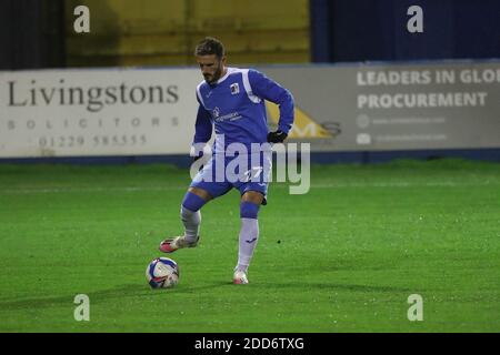 BARROW IN FURNESS, ENGLAND. 24. NOVEMBER Bradley Barry von Barrow während des Sky Bet League 2-Spiels zwischen Barrow und Oldham Athletic in der Holker Street, Barrow-in-Furness am Dienstag, 24. November 2020. (Kredit: Mark Fletcher, Mi News) Kredit: MI Nachrichten & Sport /Alamy Live Nachrichten Stockfoto