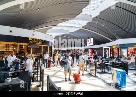 Interieur des 2. Stock des Abflugbereichs von Leonardo da Vinci - Fiumicino Rom Flughafen, Menschen sitzen in Cafés und Bars mit Zentralschiff. Stockfoto