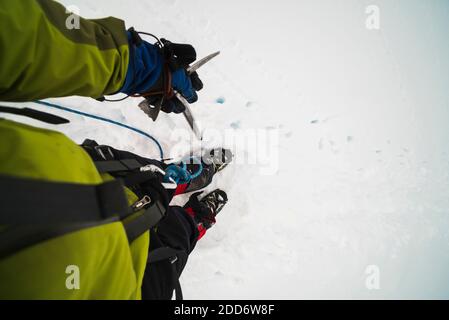 Kletterausrüstung für den Cotopaxi Vulkan Gletscherklettern, Provinz Cotopaxi, Ecuador, Südamerika Stockfoto